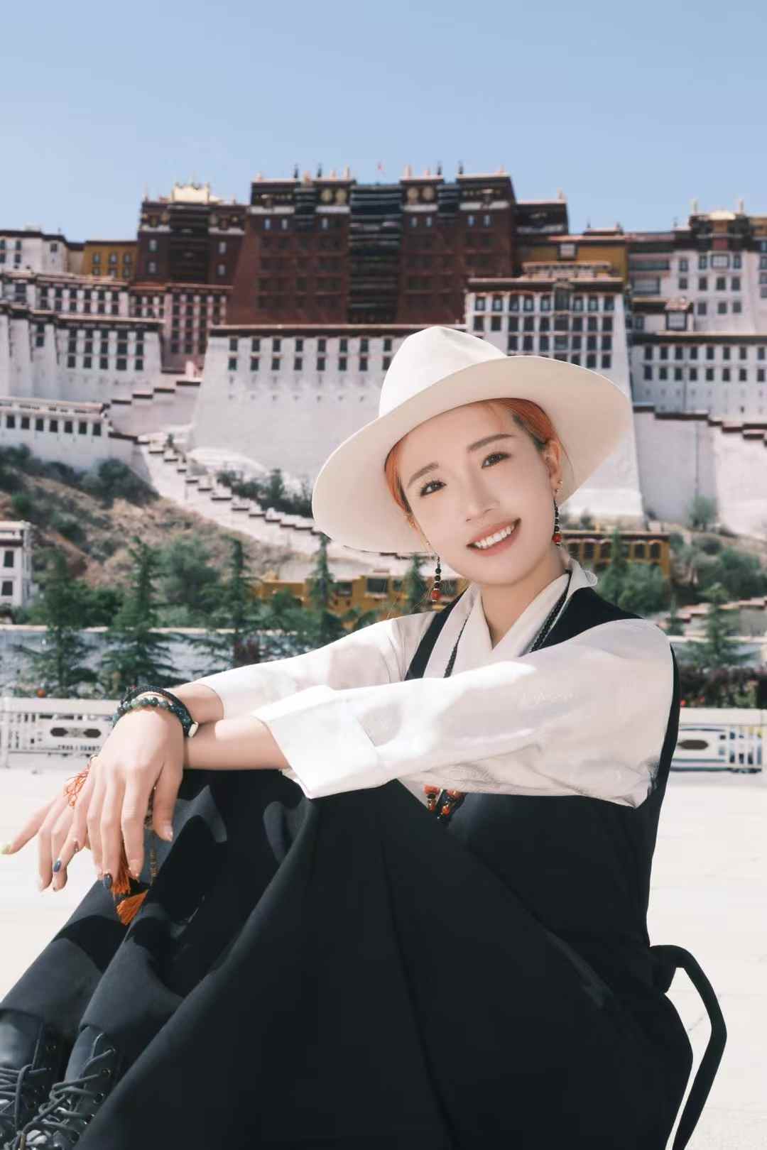 Yiyi in front of the Potala Palace in Lhasa